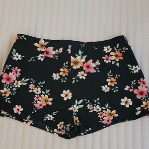Floral shorts. NEW!